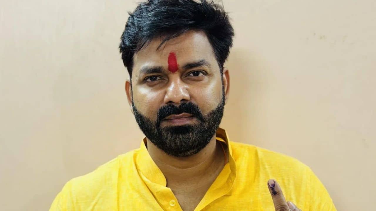 Pawan Singh की एक झलक पाने के चक्कर में हुआ बड़ा कांड! बेकाबू भीड़ पर पुलिस ने चलाई जमकर लाठियां, कई घायल