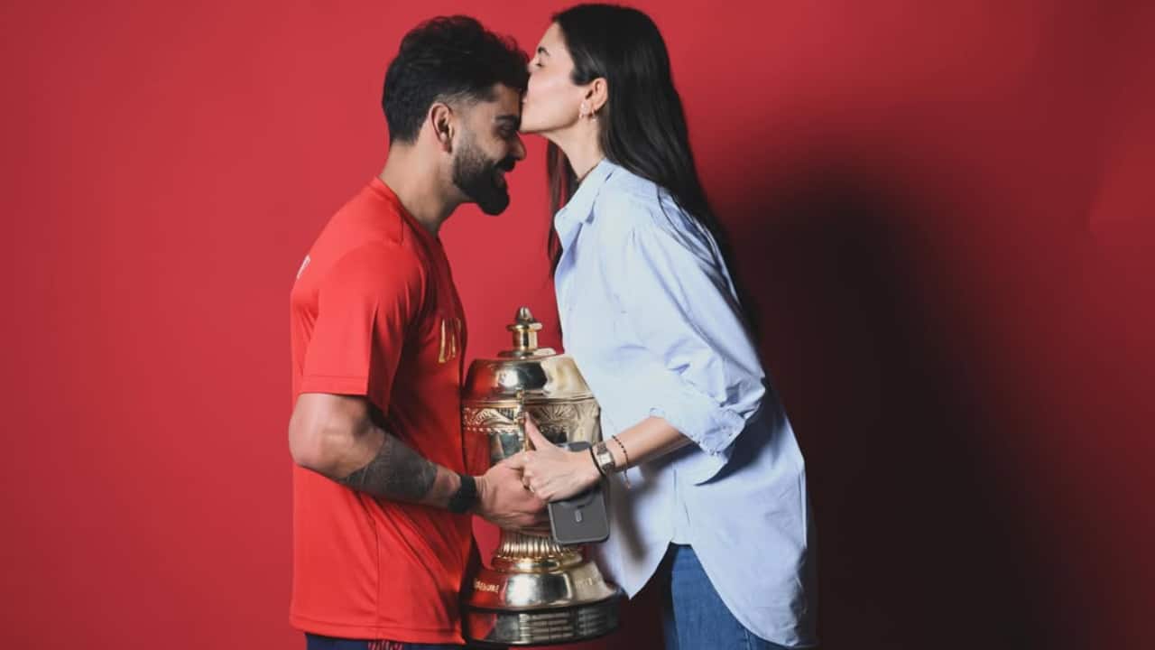 IPL की ट्रॉफी जीतने पर Anushka Sharma ने चूमा Virat Kohli का माथा, तस्वीर देख फैंस बोले- 'पिक्चर ऑफ द डे'