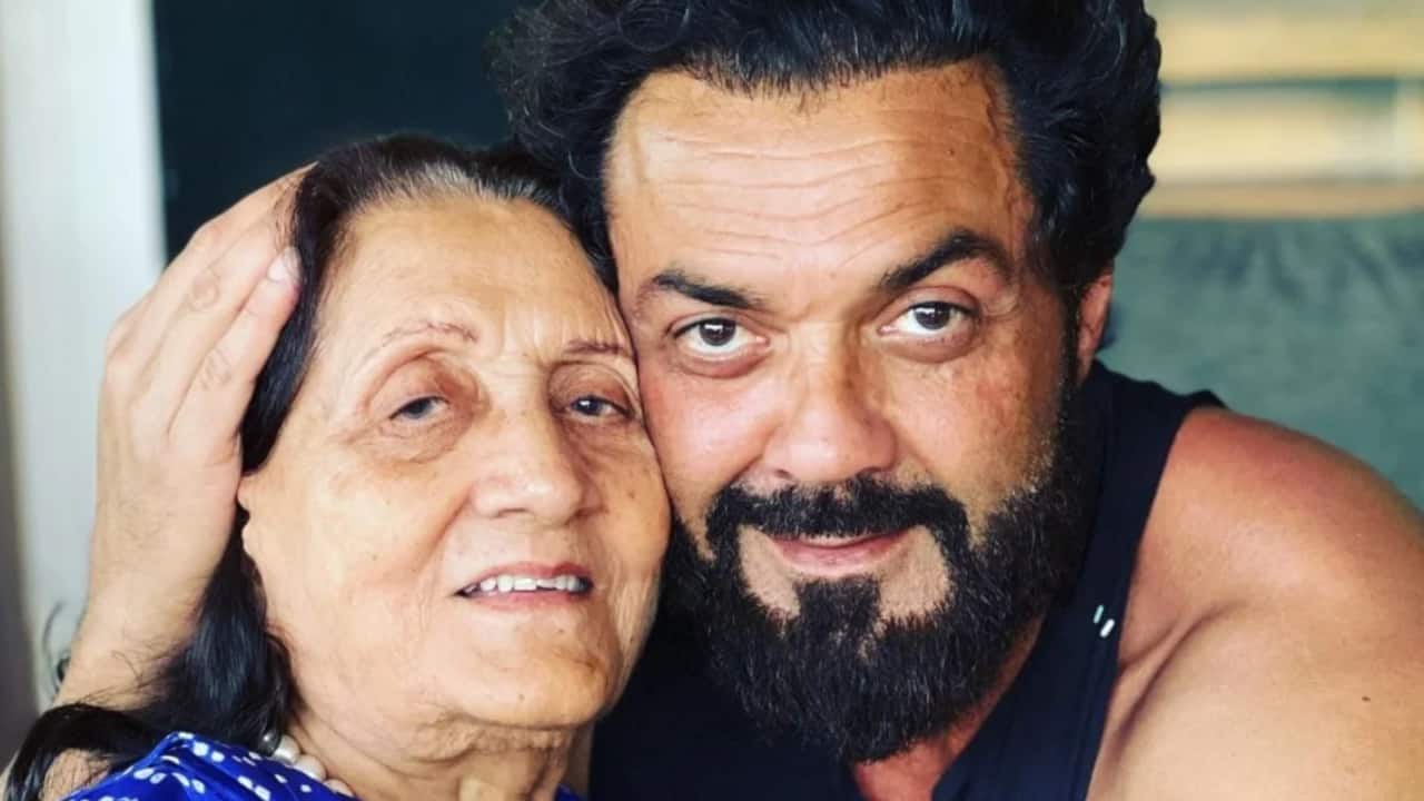 Bobby Deol के स्कूल के प्रिंसिपल ने कही थी ये बात, मां ने एक्टर की चप्पल से की थी पिटाई