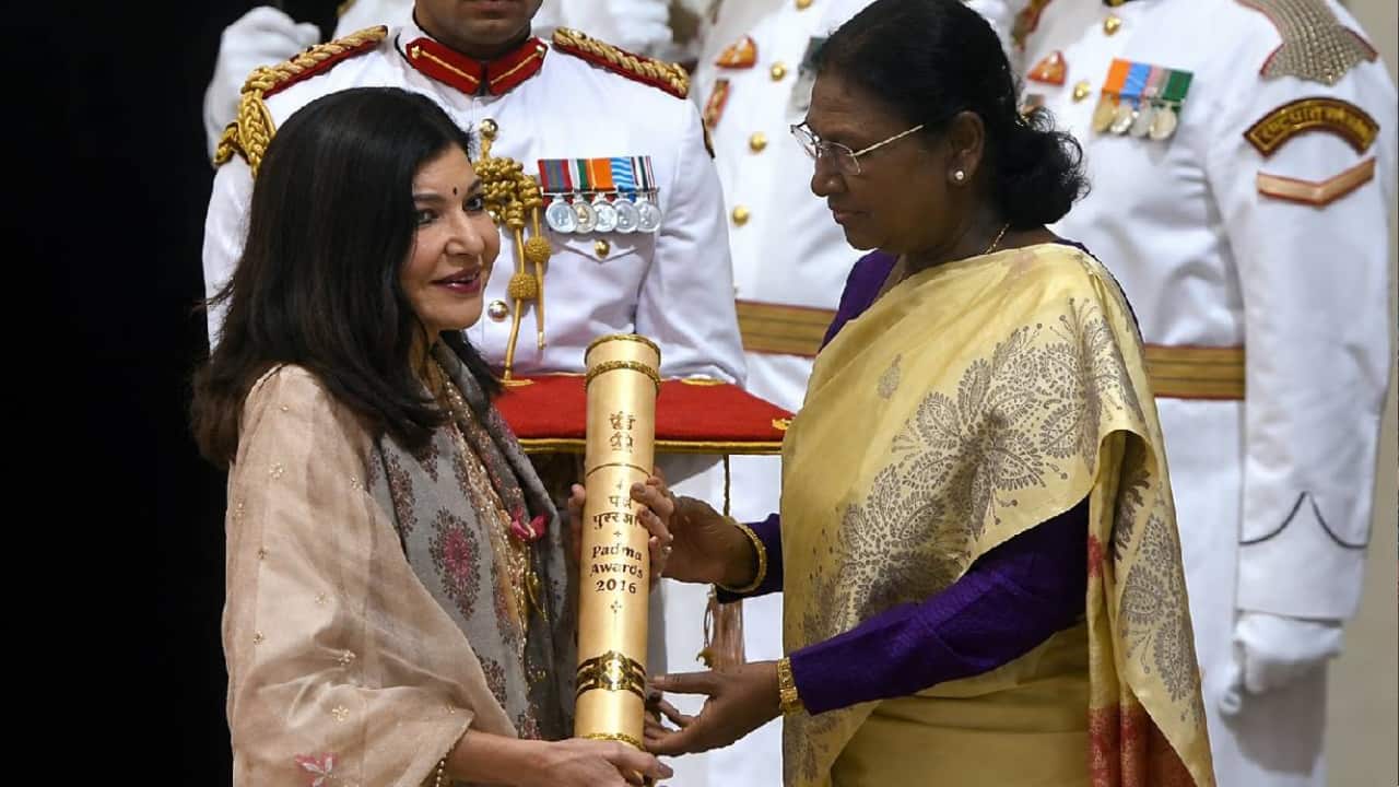 Alka Yagnik HONOURED with Padma Bhushan, touches PM Modi’s feet in heartwarming moment