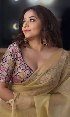 मोनालिसा का ये लेटेस्ट ट्रेडिशनल लुक देख फैंस खो बैठे होश, कमेंट सेक्शन में बांधे तारीफों के पुल!