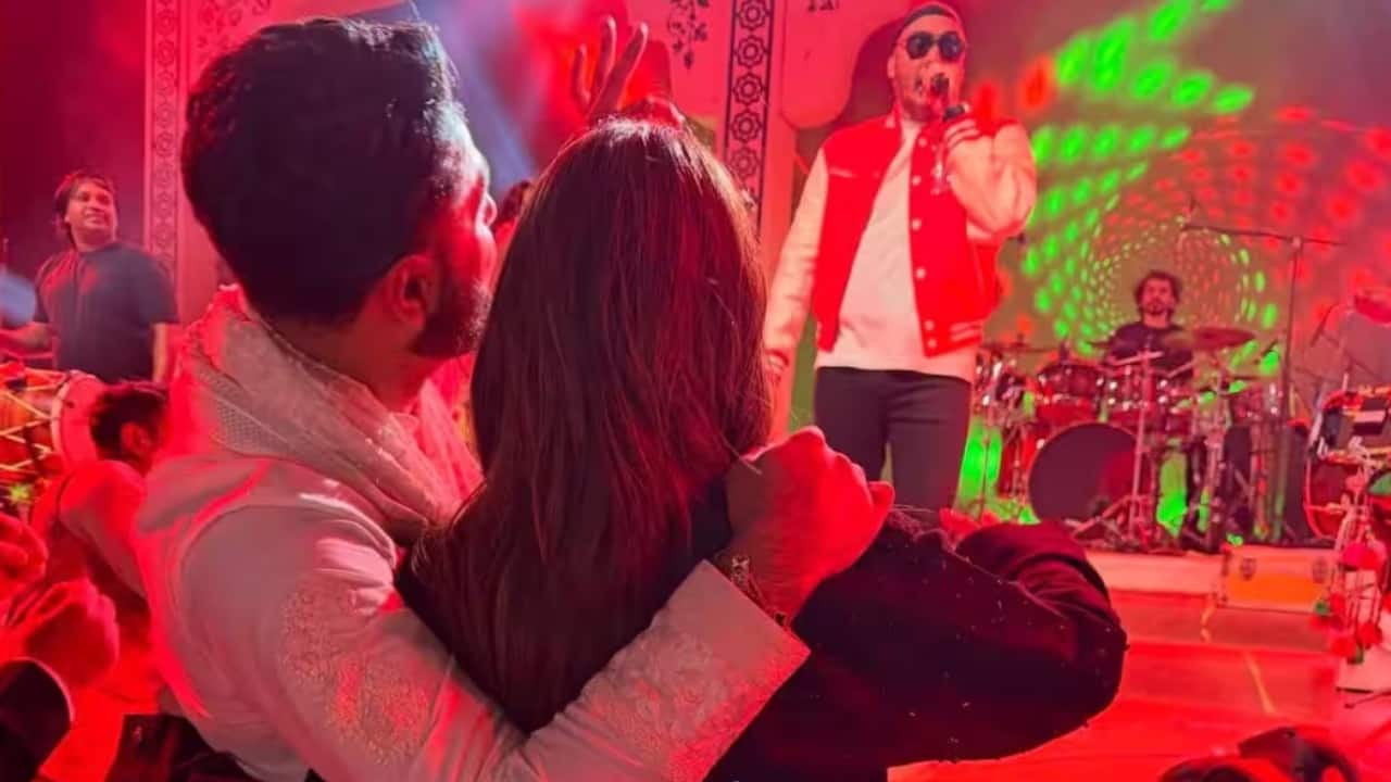 कबीर बहिया की बाहों में दिखीं Kriti Sanon, ब्रेकअप की अफवाहों पर एक्ट्रेस ने लगाया पूर्णविराम, वायरल हो रहीं तस्वीर