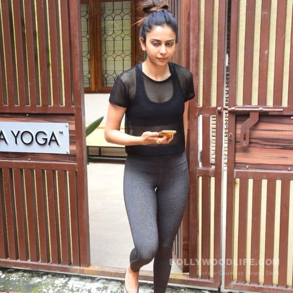 Rakul Preet Singh greets paparazzi with a big smile post her yoga session!