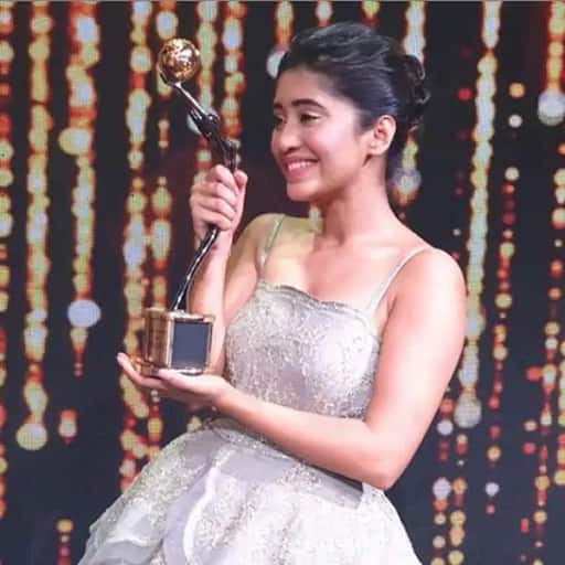 gold-awards-2019-shivangi-joshi-cannot-contain-her-happiness-as-she