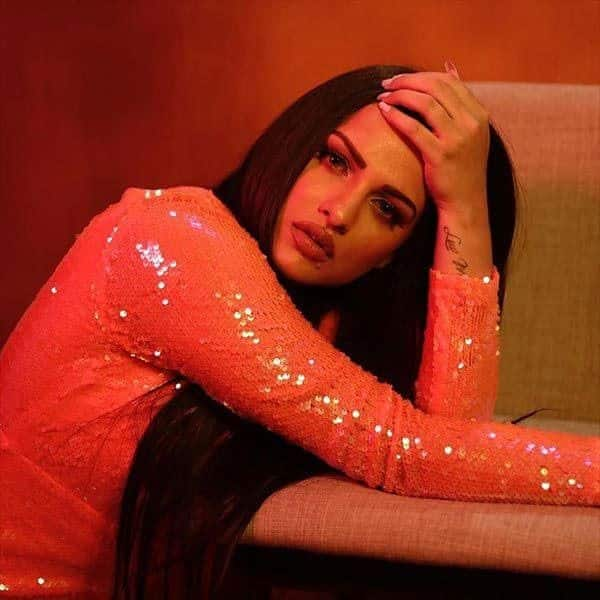 Bigg Boss 13 Ex Contestant Himanshi Khuranas Latest Photoshoot Will Remind You Of Zeenat Aman 9444