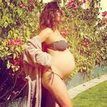 ब्लैक बिकिनी में बेबी बंप फ्लॉन्ट करती नजर आई Lisa Haydon, तस्वीर शेयर कर बताया कब आएगा नन्हा मेहमान