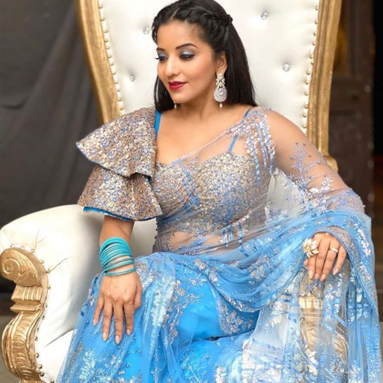 Nazar actress Monalisa looks the prettiest in THIS sexy blue saree