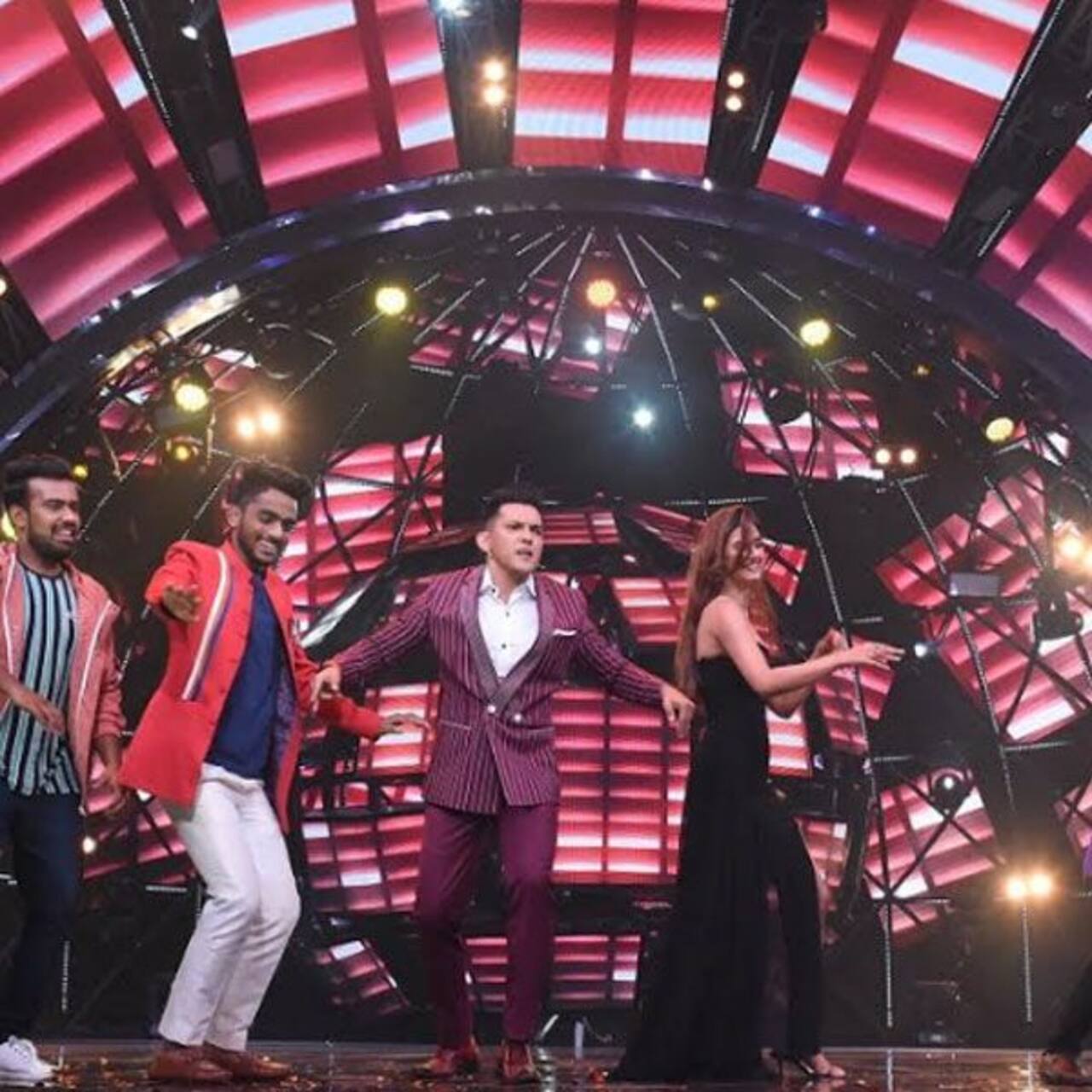 Indian idol 11 disha patani shakes a leg with aditya narayan 1557241