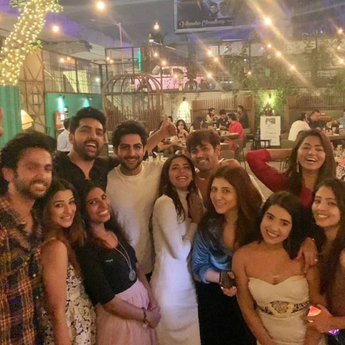 Divya Drishti Adhvik Mahajan Sana Sayyad Mansi Srivastava And Others Party Together As They Shoot For The Last Episode This is how you make your best friend apologise to you. divya drishti adhvik mahajan sana