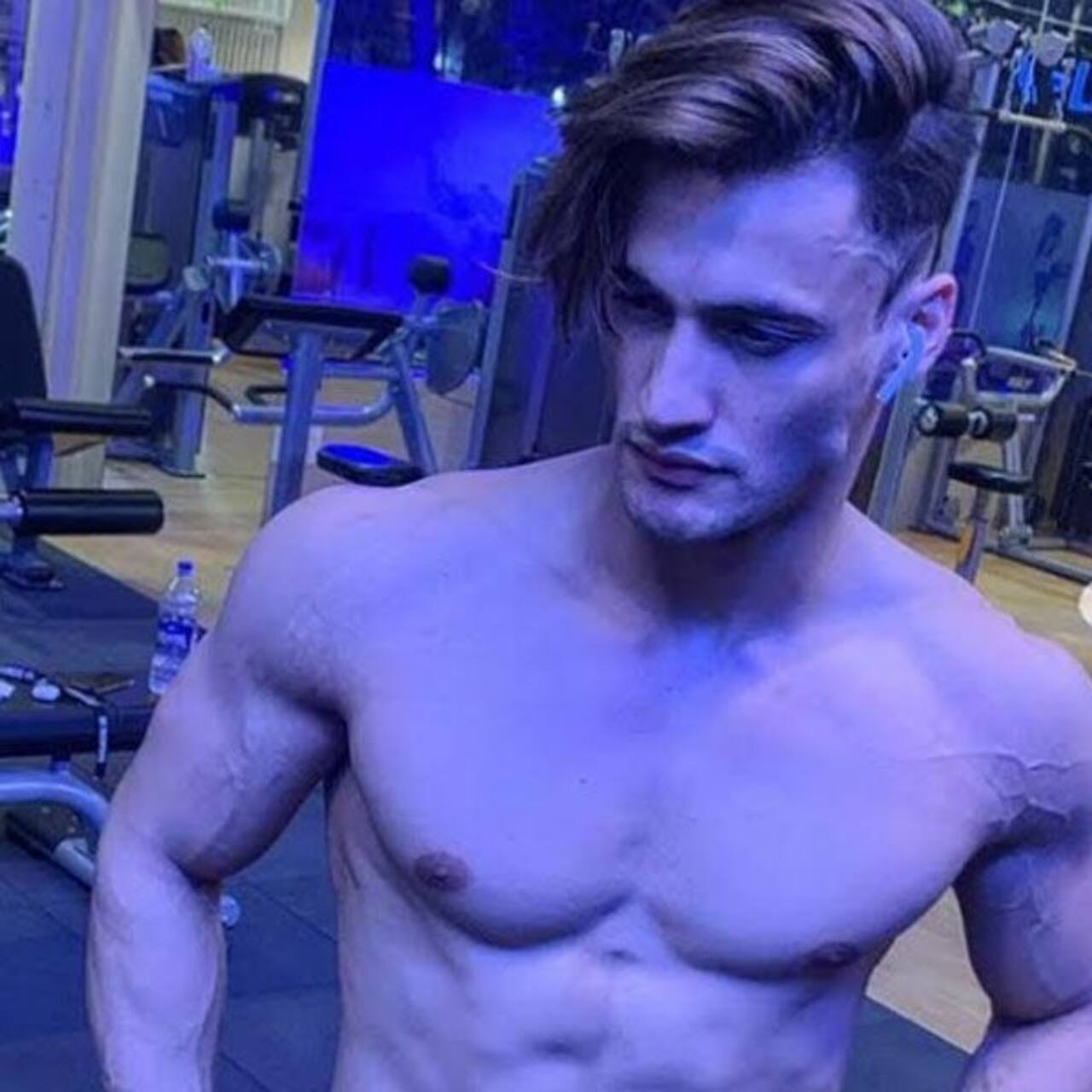 bigg-boss-13-runner-up-asim-riaz-shows-his-athletic-physique-as-he