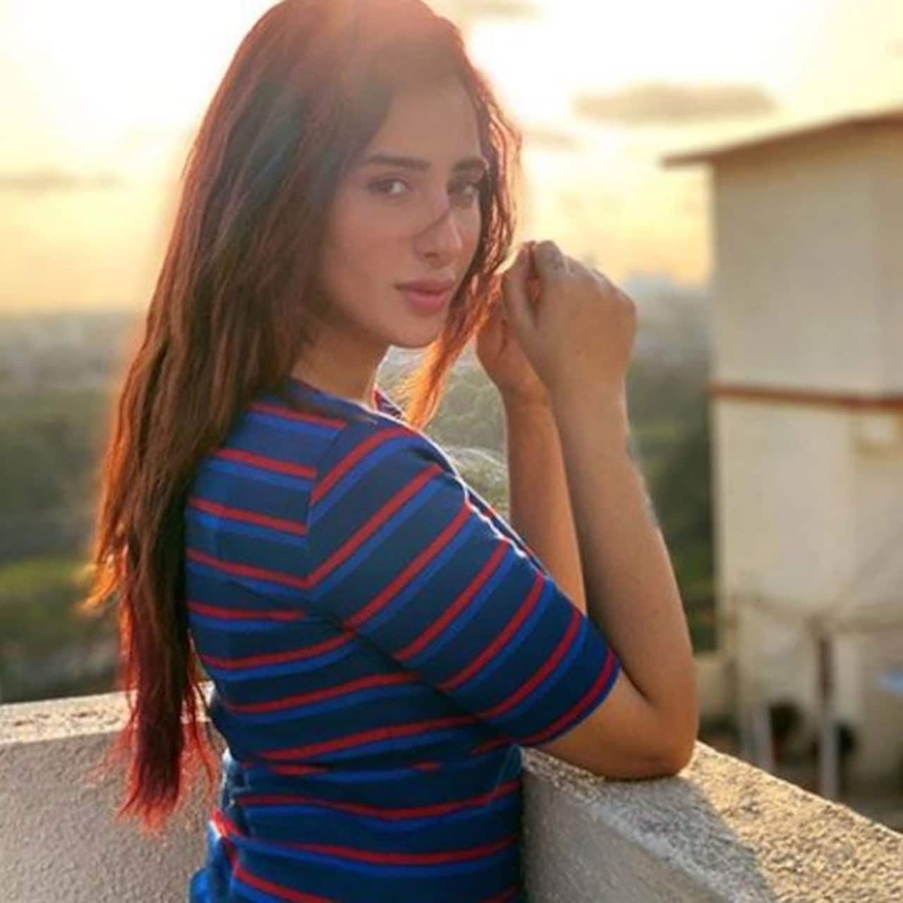 Bigg Boss 13's Mahira Sharma goes de-glam in this quarantine photoshoot ...