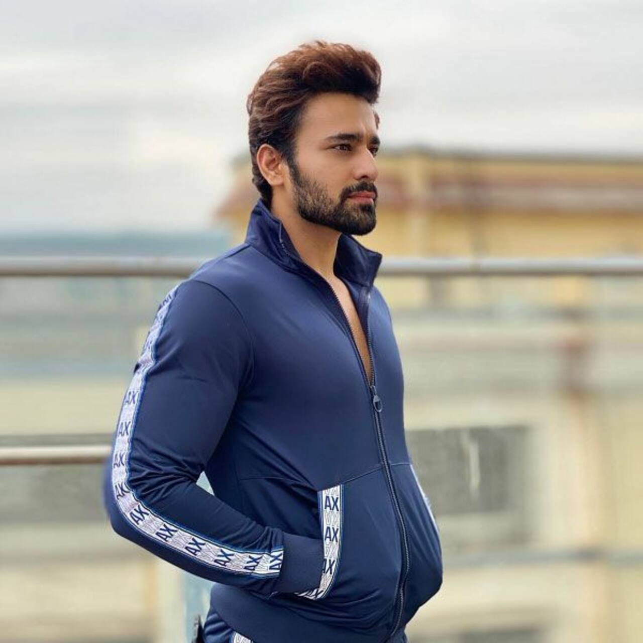 naagin-3-actor-pearl-v-puri-conducts-an-impromptu-photoshoot-between