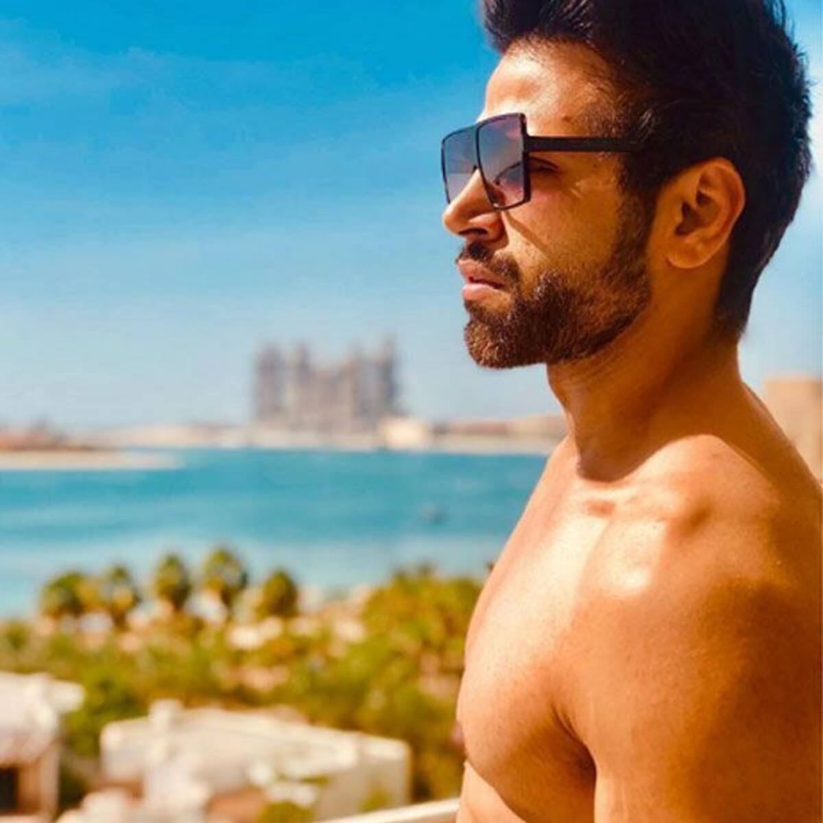 Rithvik Dhanjani Looks Super Hot In This Sun Burnt Pic The super handsome rithvik dhanjani recently met with pinkvilla and he gave us a low down of nritya shakti presents break a leg feat karan wahi and rithvik dhanjani to experience power of. rithvik dhanjani looks super hot in