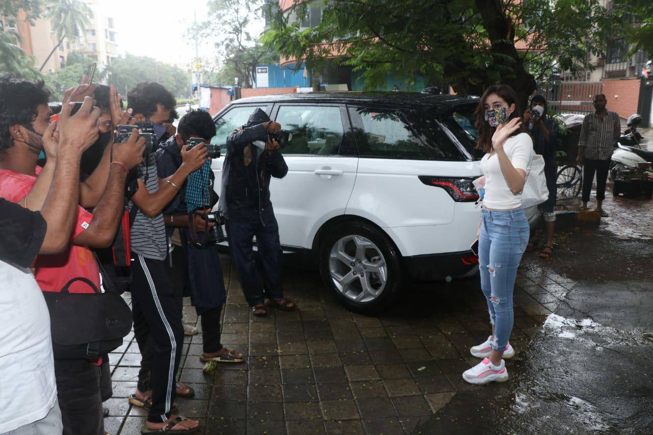 Ananya Panday And Mommy Bhavana Pandey Glow After Their Salon Visit ...