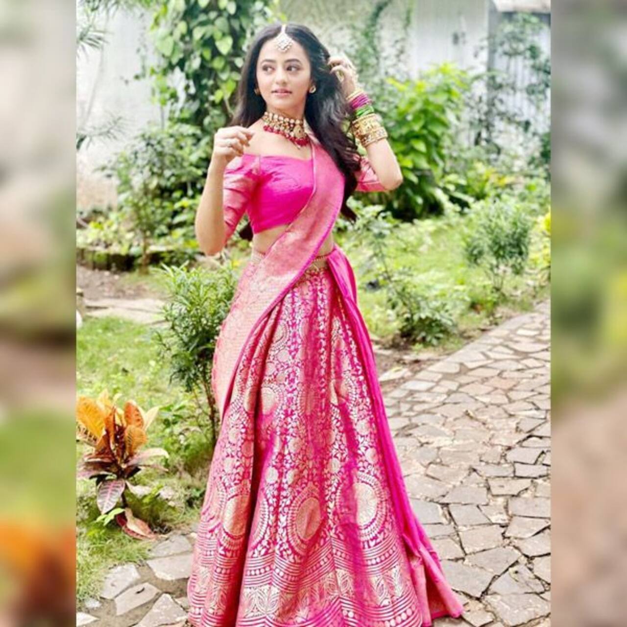 Ishq Mein Marjawan 2 actress Helly Shah looks uber-gorgeous in a pink ...