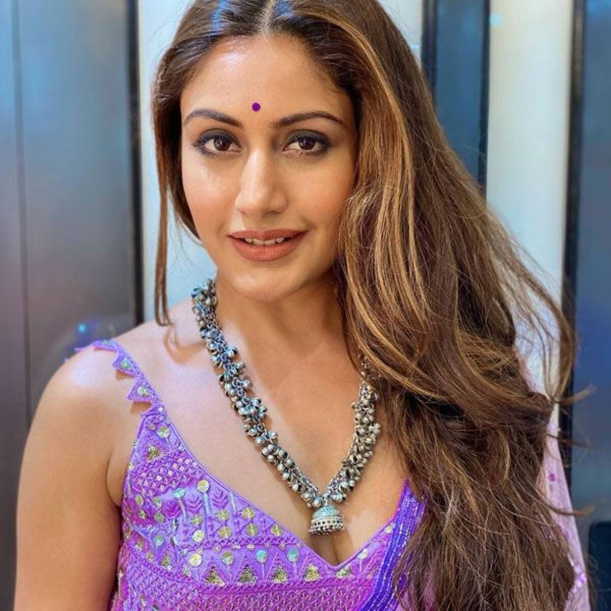 Naagin 5 S Bani Aka Surbhi Chandna Looked Surreal In A Lavender Coloured Saree View Pics In the latest episode of naagin 5, mayuri mixes a tablet in bani's water and bani drinks it. naagin 5 s bani aka surbhi chandna