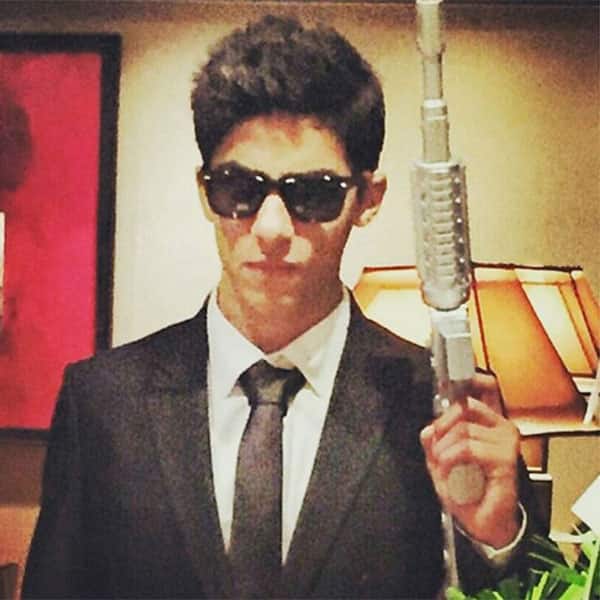 Aryan Khan imitating Agents K and J from Men In Black movie
