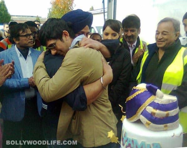 Bobby Deol and Dharmendra smash cake on Sunny Deol's face!