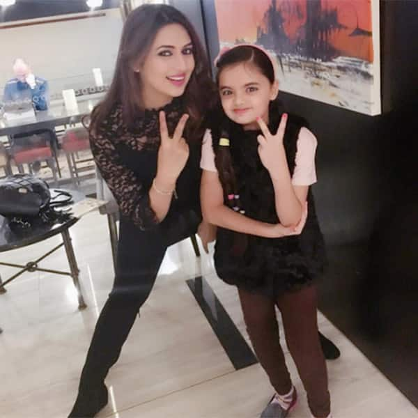 photos-divyanka-tripathi-shows-her-glamorous-side-during-on-location