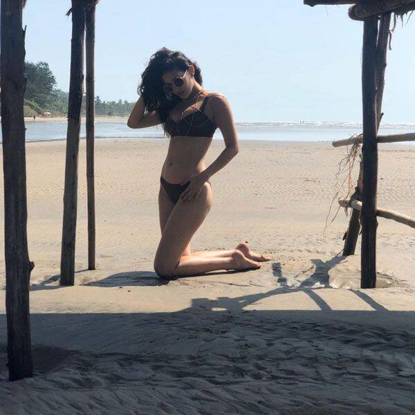 amyra dastur hot bikini