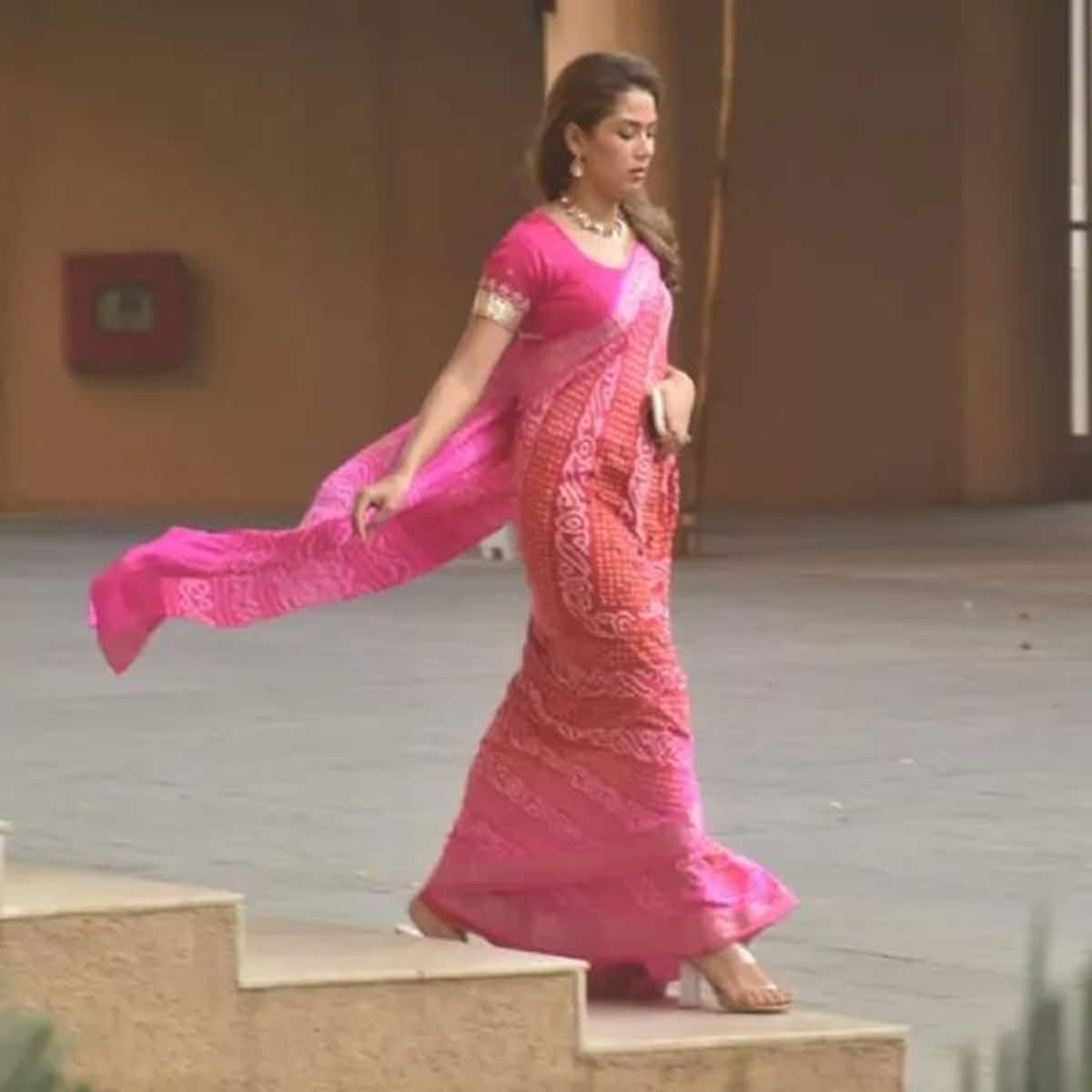 Karwa Chauth 19 Mira Rajput Stuns In A Red Pink Bandhani Saree As She Fasts For Shahid Kapoor