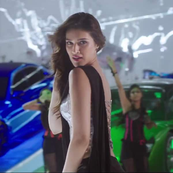 [Image: kriti-sanon-in-tukur-tukur-song-from-dil...638918.jpg]