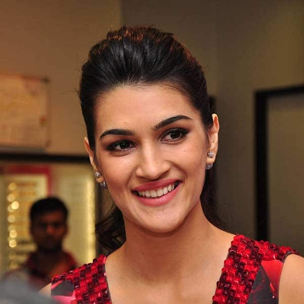 Kriti sanon 2024 titan watch