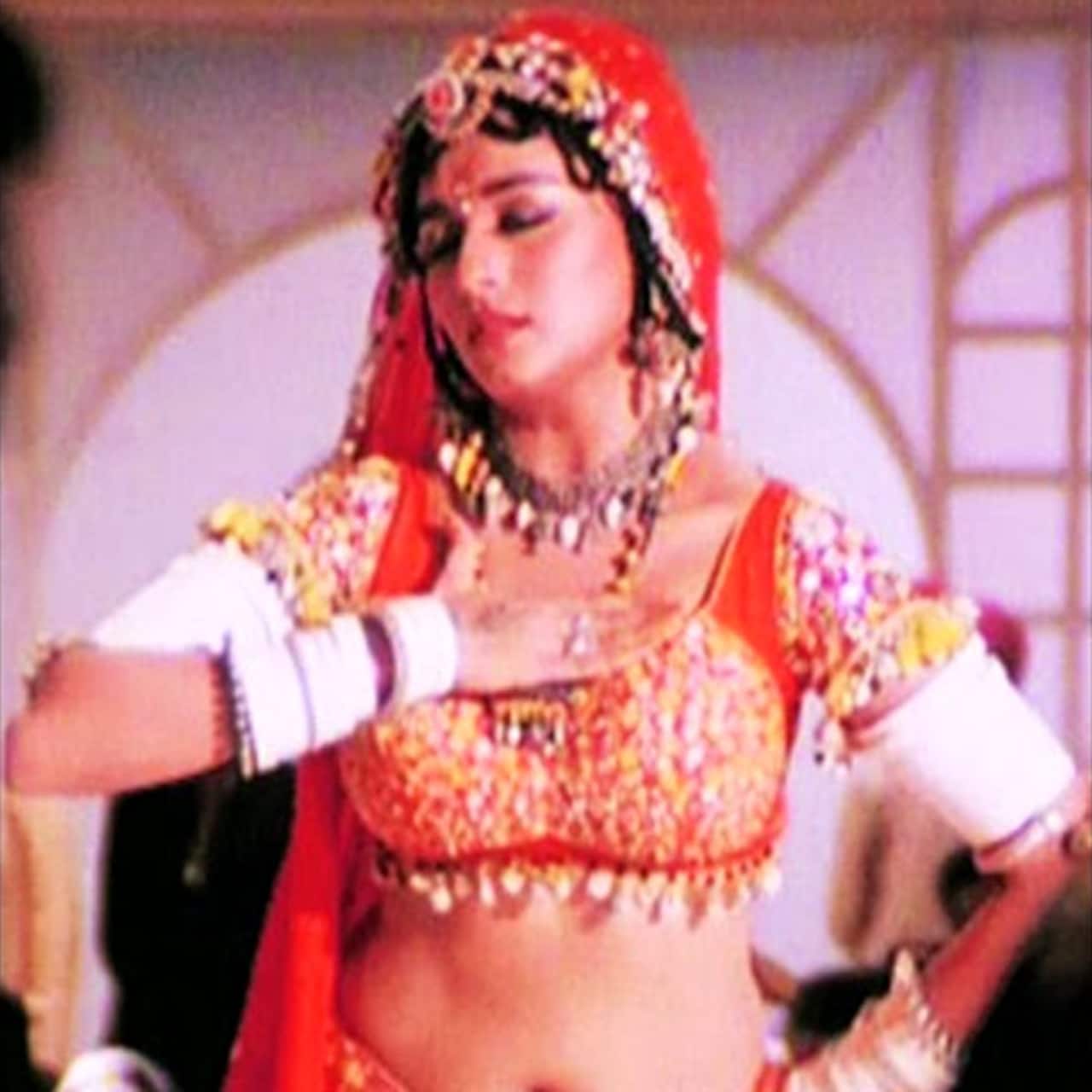Madhuri Dixit's hot move from song    Choli ke piche'