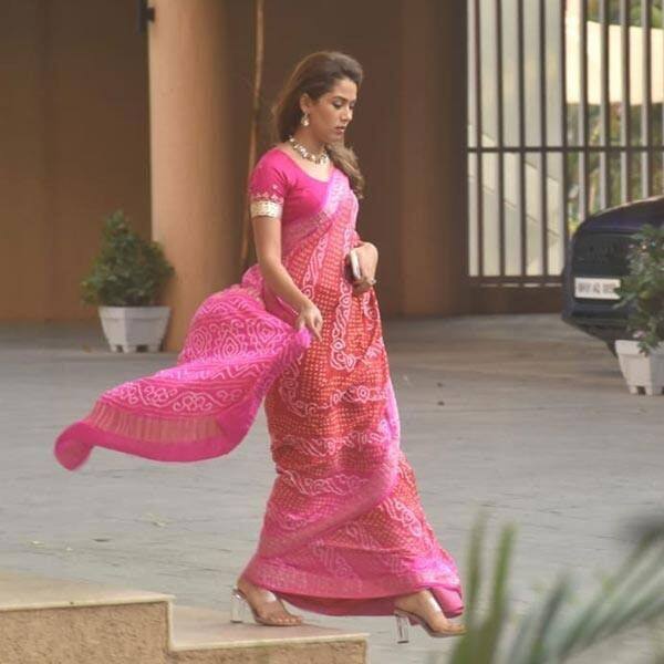 Karwa Chauth 19 Mira Rajput Stuns In A Red Pink Bandhani Saree As She Fasts For Shahid Kapoor