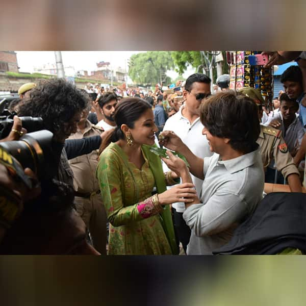 Shah Rukh Khan And Anushka Sharma Treat Harry And Sejal To Banarasi Paan.  See Pics