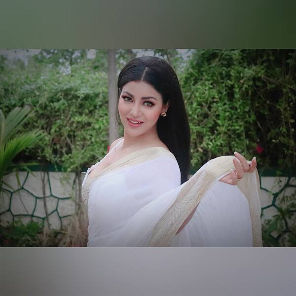 Ramayan actress Debina Bonnerjee looks serene as a swan as she clads a saree amidst monsoon