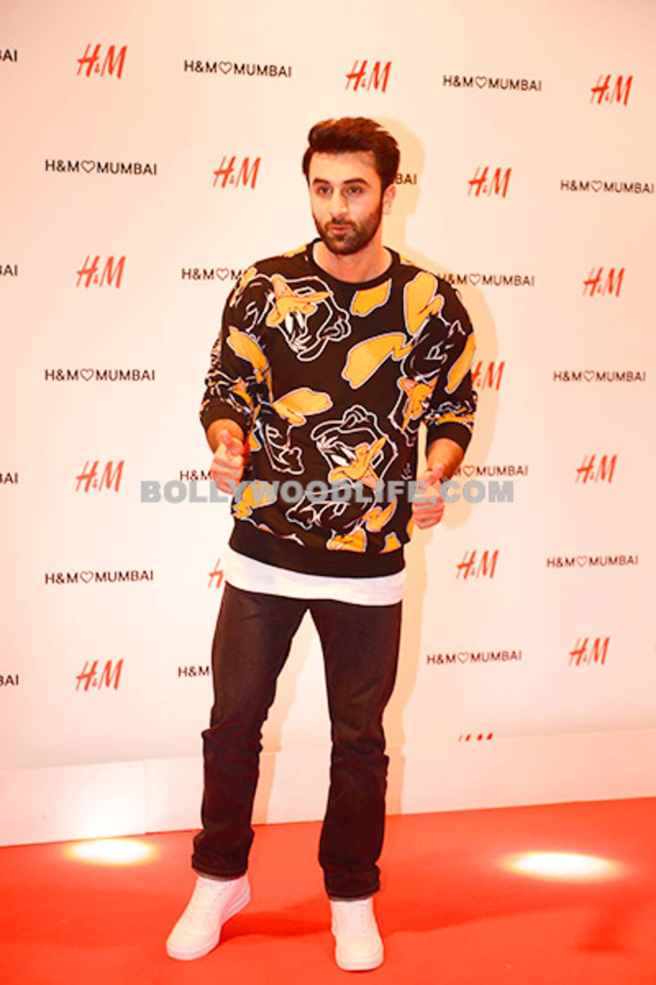Ranbir Kapoor's cartoon duck themed sweater stole all eyeballs at H&M store launch event! Ranbir Kapoor's cartoon duck themed sweater stole all eyeballs at H&M store launch event!