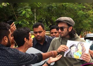 Ranveer Singh holding his old picture with Deepika Padukone close to his heart proves he is the perfect boyfriend material