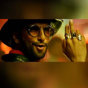 Ray Stings na X: „Somebody please tell Ranveer Singh the difference between dressing  fancy and fancy dress.  / X