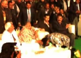 Ranveer Singh touches Mulayam Singh Yadav's feet during Saifai Mahotsav 2016