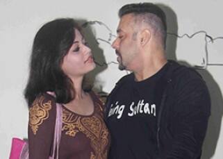 Salman Khan attends Daisy Shah's debut play Begum Jaan' with Lucky' co-star Sneha Ullal!