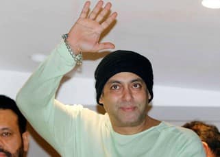 Salman Khan celebrated Eid with fans and family at his Mumbai residence!, see pics!