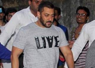 Salman on street of Mumbai surrounded by fans