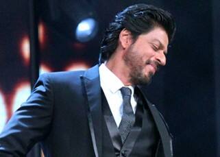 Shah Rukh Khan dancing on sets of Sa Re Ga Ma Pa 2016
