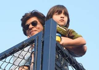 Shah Rukh Khan follows his yearly ritual, meets all his fans outside Mannat on his birthday