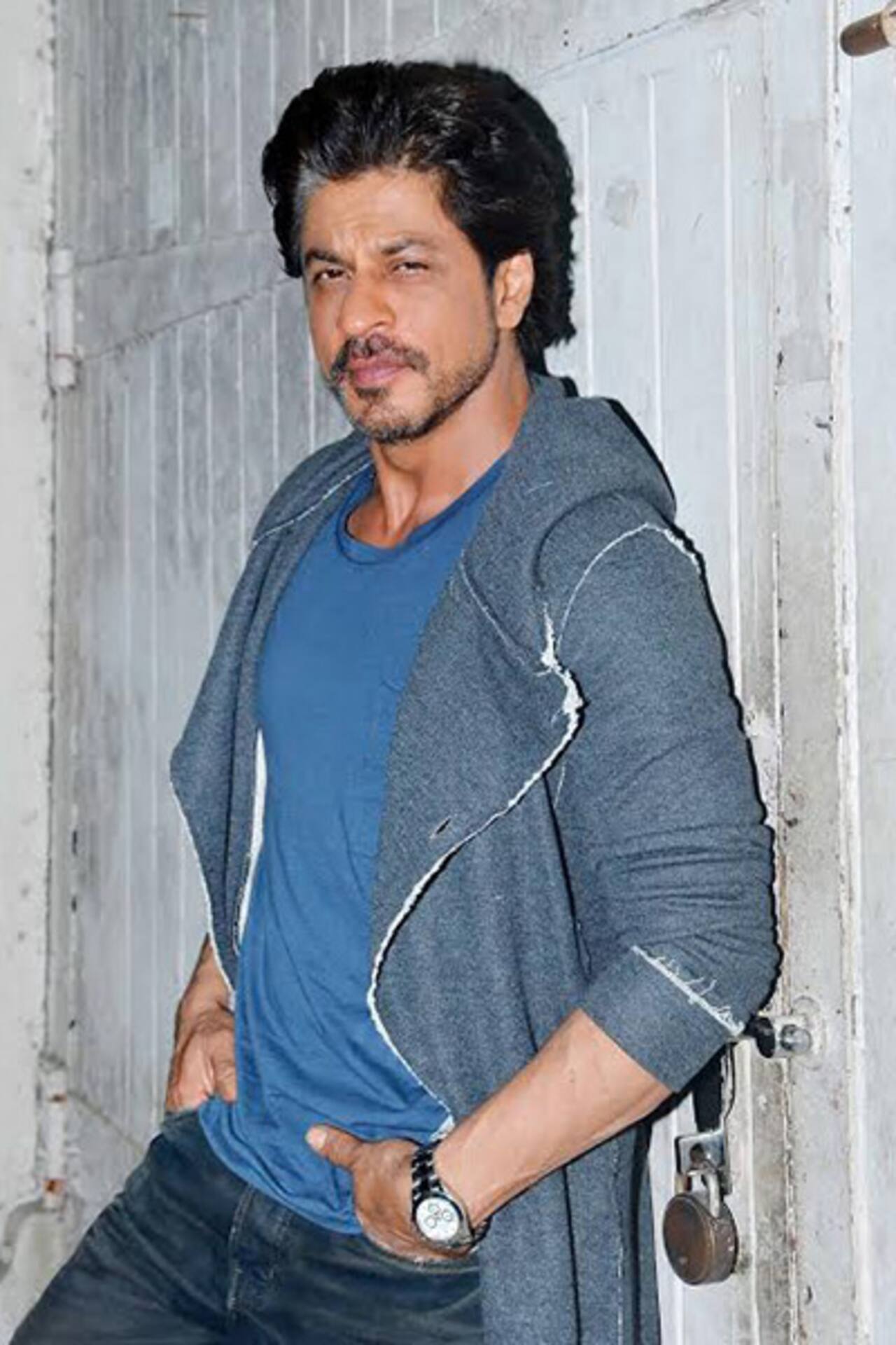 Shah Rukh Khan sports salt and pepper look during Raees promotions and we can't stop drooling over him Shah Rukh Khan sports salt and pepper look during Raees promotions and we can't stop drooling over him