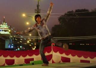 Shah Rukh Khan portraying the emotions of a fan in his latest song from Fan'