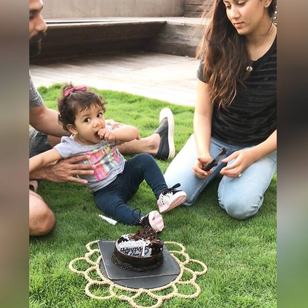 Shahid Kapoor Cuts Birthday Cake With Media & Serves Them - YouTube