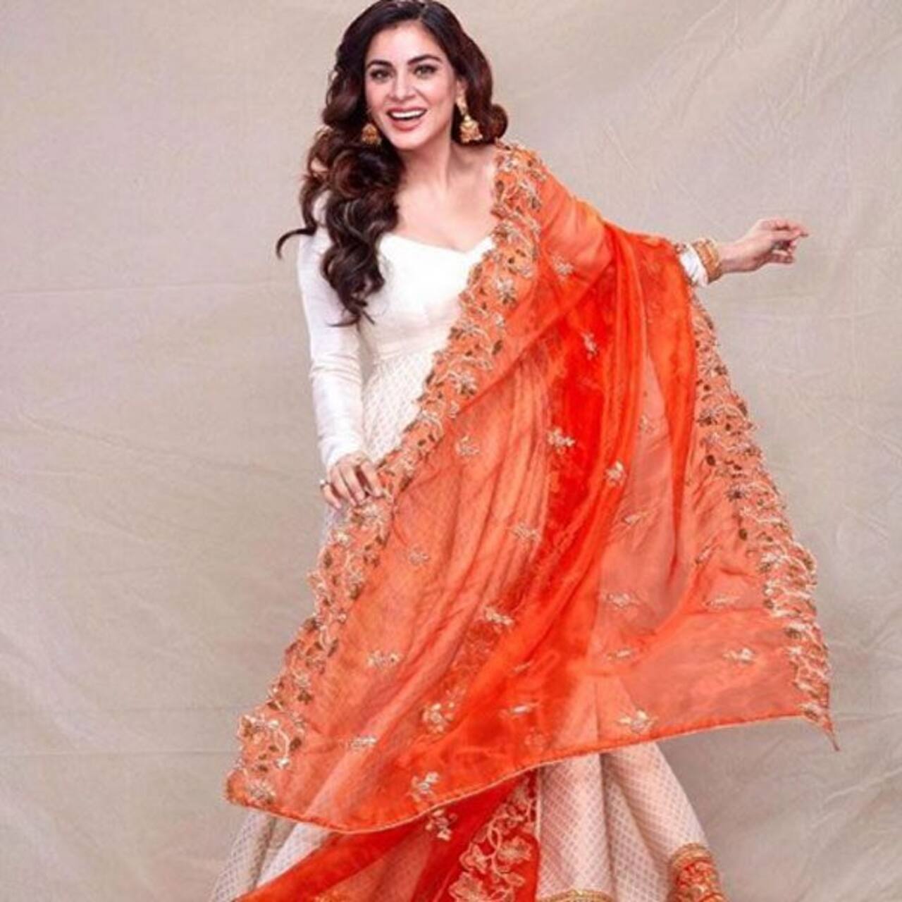 Kundali Bhagya Actress Shraddha Arya Looks Amazing In This Orange And White Suit 4030