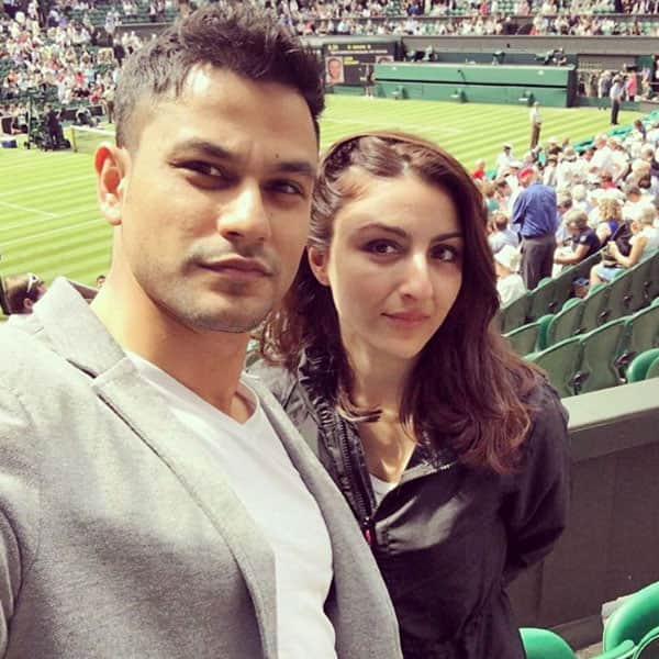 Soha Ali Khan With Husband Kunal Khemus Selfie During Wimbledon 2016 201606 745952 