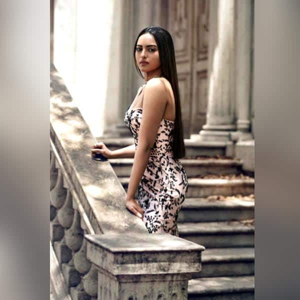 Sonakshi Sinha Looks Every Bit Of Sexy As She Graces These Stunning