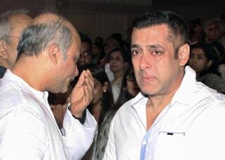 Superstar Salman Khan broke into tears at brother' Rajjat Barjatya's prayer meet!