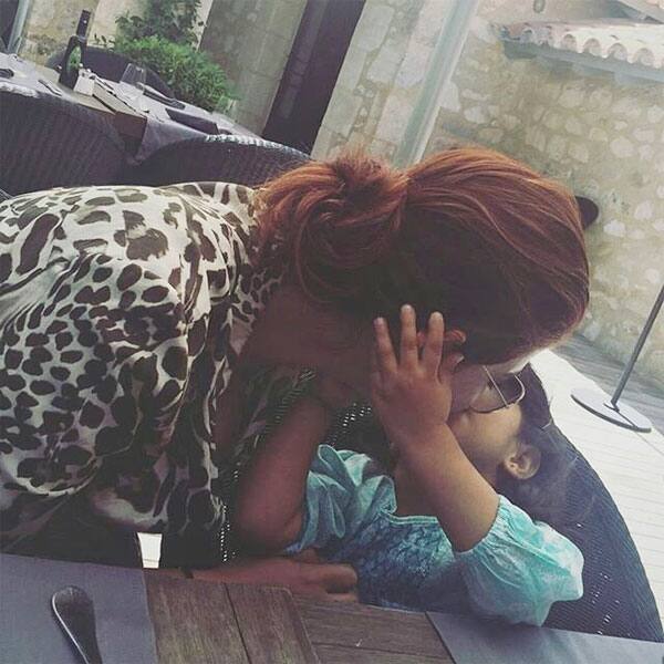 Twinkle Khanna Personal Photos   Twinkle Khanna Clicked While Sharing A Kiss With Her Daughter 201605 723046 